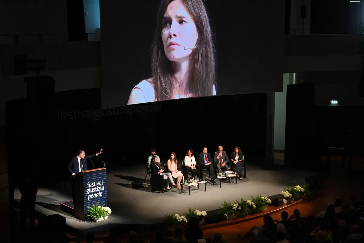 L\\'intervento di Amanda Knox sul palco del Festival della Giustizia Penale, edizione 2019