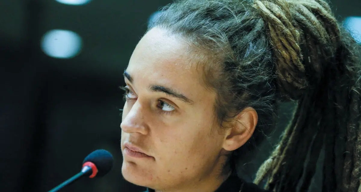 Carola bacchetta l’Ue: «Dov’eravate quando salvavo vite in mare?». Salvini: «Si vergogni»