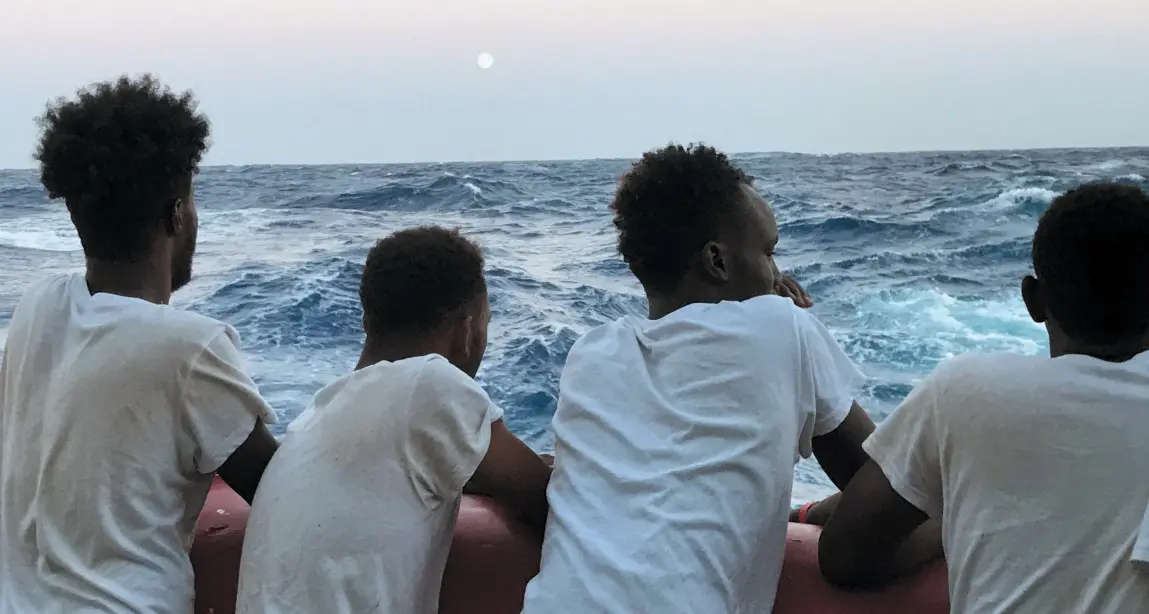 Mare Jonio, l’ultimo no dei gialloverdi: «Sbarcano solo donne e bambini».