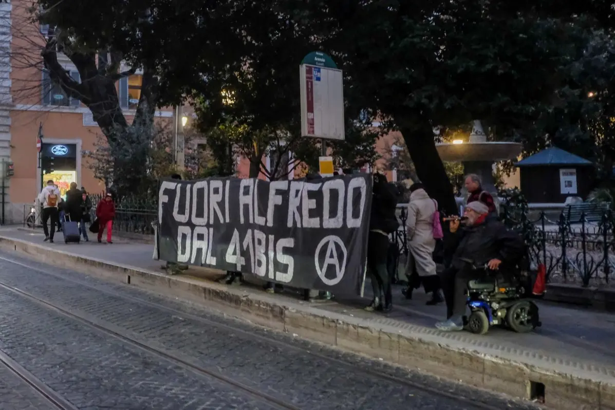 Striscione in favore di Alfredo Cospito, recluso al 41 bis