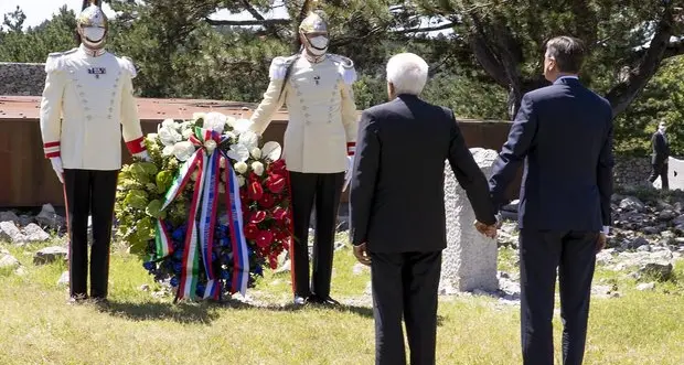 Mattarella mano nella mano con il presidente sloveno Pahor davanti alla foiba di Basovizza