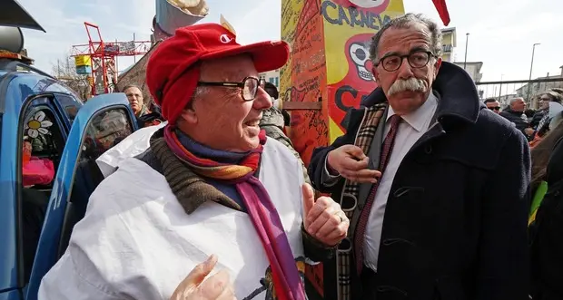 Ruotolo vince a Napoli e va in Senato cantando \"Bella ciao\"