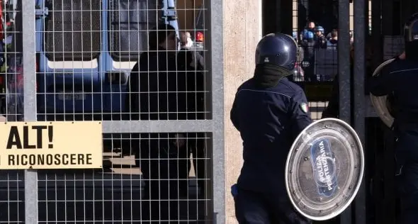 Sequestrati due agenti nel carcere di Pavia poi rilasciati. Detenuti morti a Modena