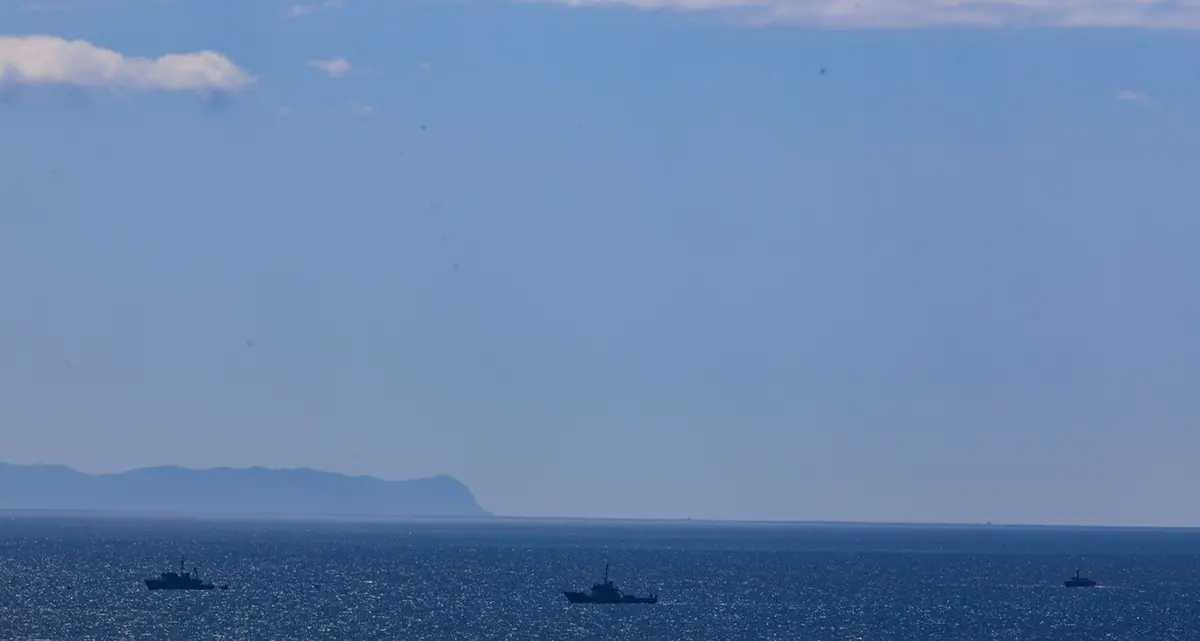 Migranti, nave Sea Eye 4 con 108 migranti attracca a Livorno. Ci sono anche 13 minori