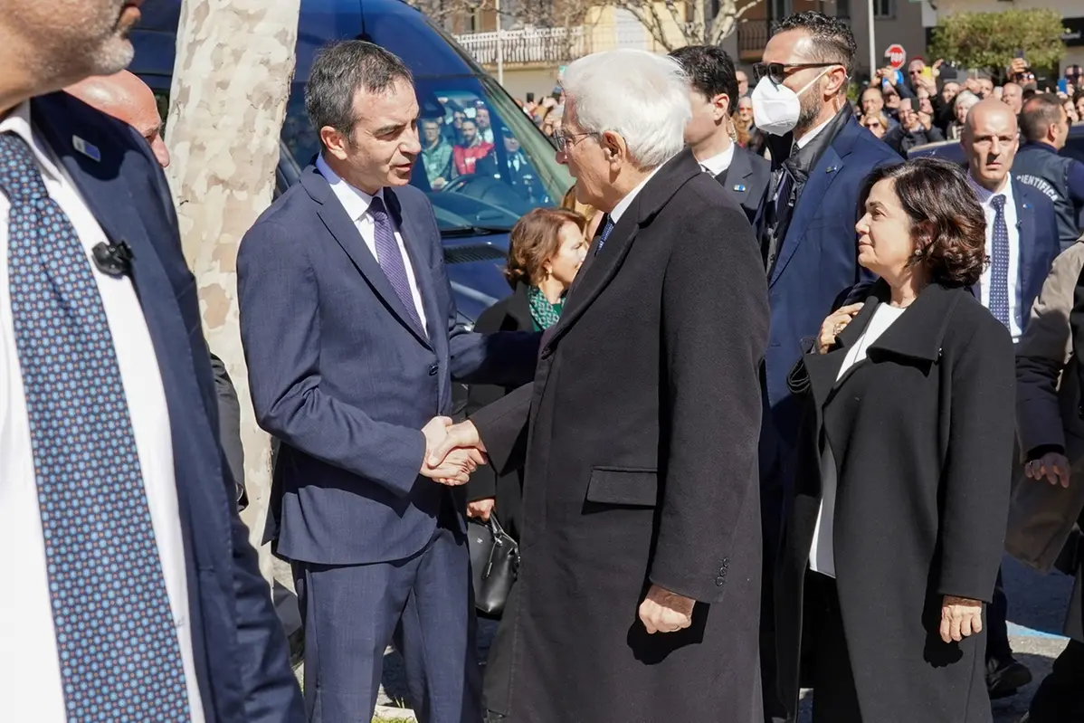 Il Presidente della Repubblica Italiana Sergio Mattarella al PalaMilone di Crotone ha reso omaggio alle vittime del naufragio, ad attenderlo c\\'era il presidente della Regione Calabria Roberto Occhiuto