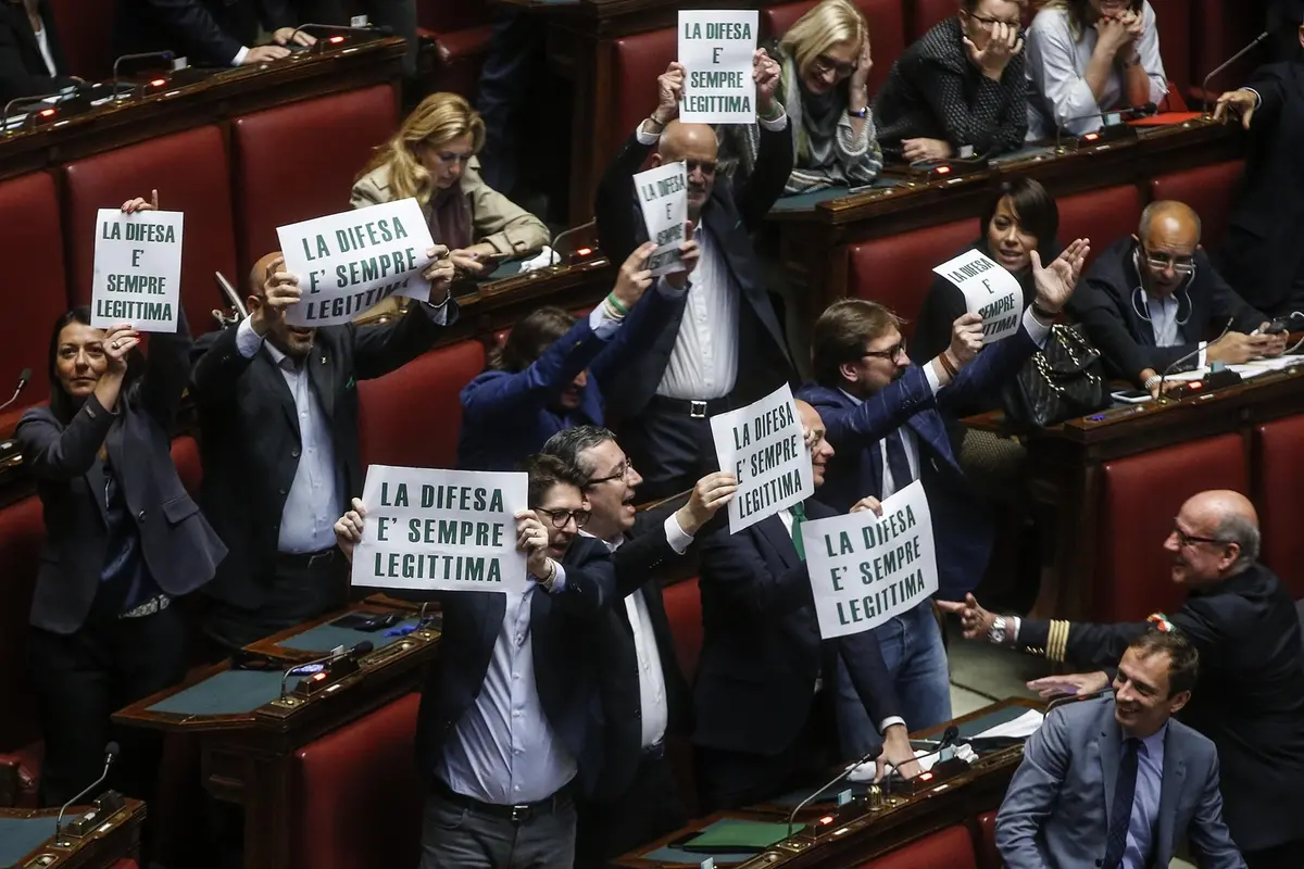 Caos nell\\'aula di Montecitorio sulla legittima difesa: un\\'anticipazione di quello che nella prossima legislayura potrebbe diventare spettacolo quotidiano ANSA/FABIO FRUSTACI