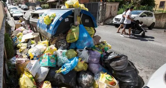 Rifiuti Roma, allarme dei medici e dei presidi: emergenza sanitaria