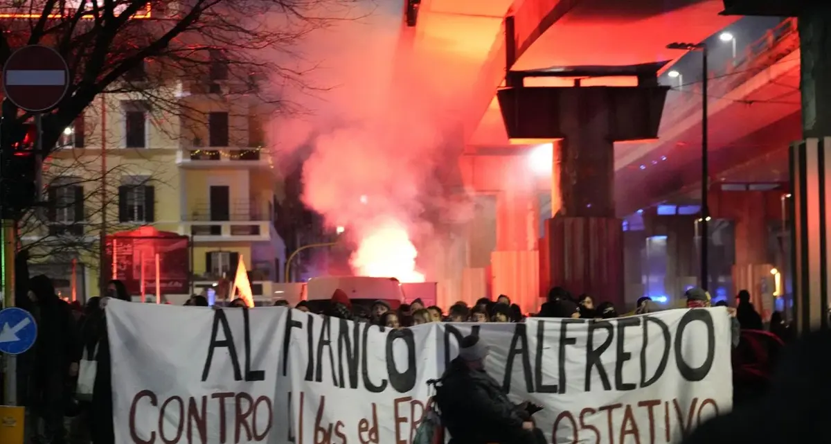 Scontri tra anarchici e forze dell’ordine: stop al corteo per Alfredo Cospito. Tre fermi e diversi feriti