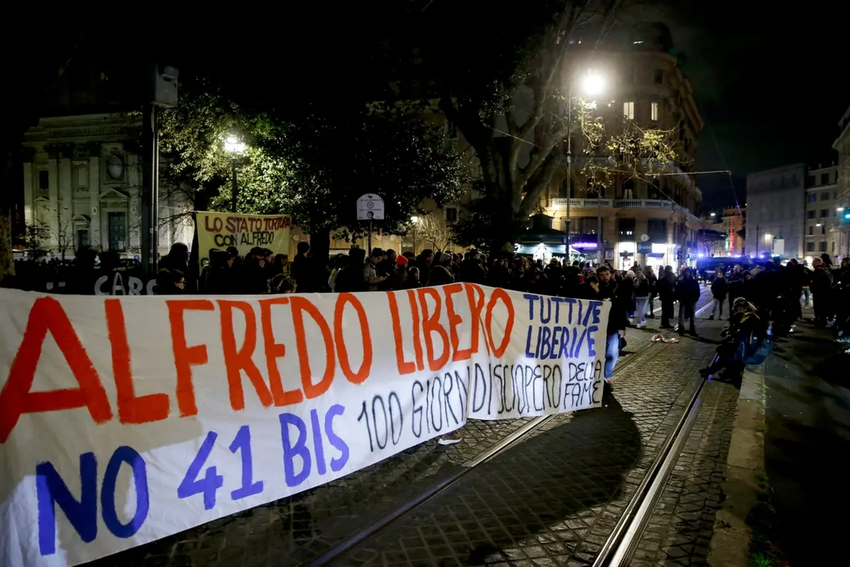 Uno striscione in favore del detenuto al 41 bis Alfredo Cospito