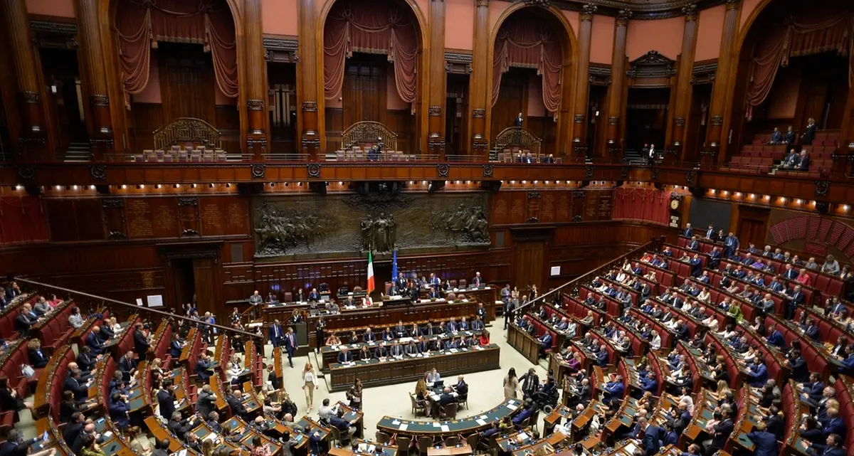 Parlamento, quel doppio voto di fiducia ferisce la democrazia