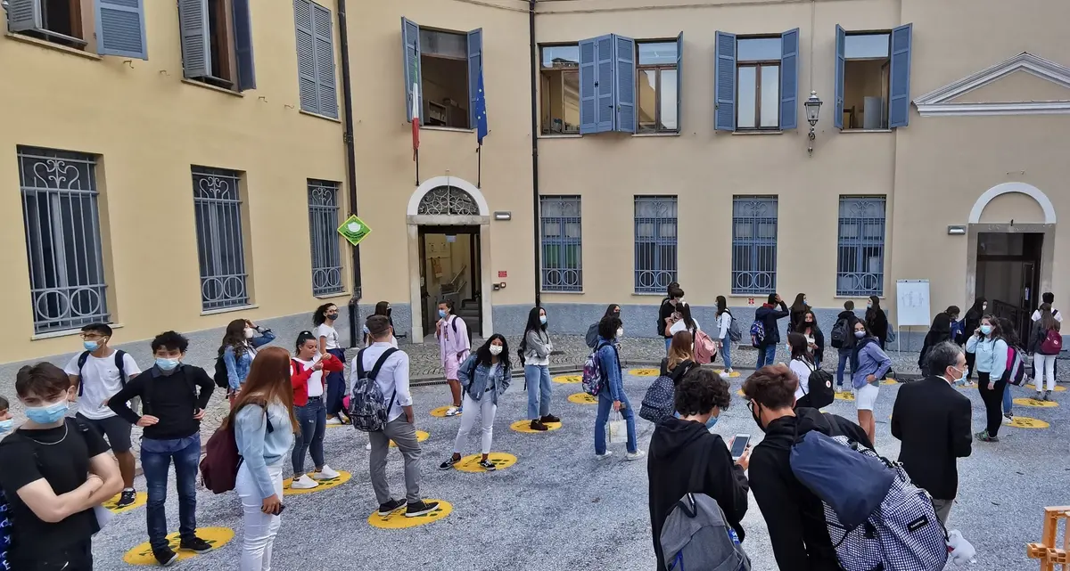 Gli studenti a Conte: \"Pensi ai trasporti invece di raccontarci come quelli della movida\"