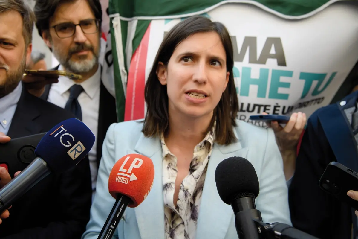 Segretaria nazionale del Partito Democratico Elly Schlein fa visita al banchetto di raccolta firme regionale per la proposta di legge di iniziativa popolare sulla sanit\\u00E0 in piazza san Carlo - Luned\\u00EC 15 Aprile 2024 (Foto Claudio Furlan/Lapresse) Democratic Party national secretary Elly Schlein visits the regional signature collection banquet for the popular initiative bill on health care in St. Charles Square - Monday, April 15, 2024 (Photo Claudio Furlan/Lapresse) , LAPRESSE