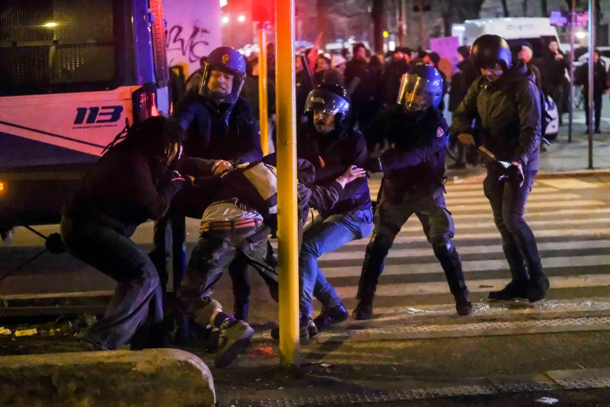 Manifestazione in solidariet\\u00E0 con Cospito. Nella foto: scontri con la polizia durante la manifestazione di solidariet\\u00E0 con l\\u2019anarchico Alfredo Cospito in sciopero della fame contro il regime del 41bis (Lapresse)