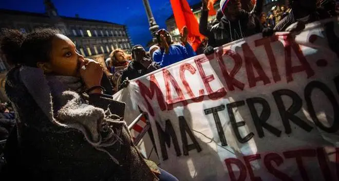 A Macerata il corteo antirazzista e antifascista. Meloni: \"Ridicoli\"