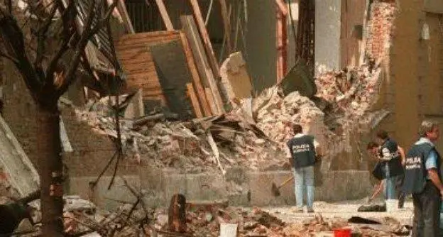 Strage di via Palestro, i giornali hanno già il mostro. Ma per ora c’è solo un’ipotesi...