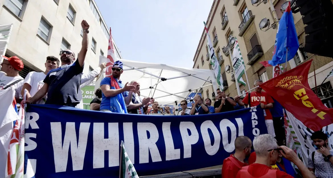 Whirlpool ora chiude. I lavoratori aggrediscono i sindacati. Bentivogli: \"Di Maio è sparito\"