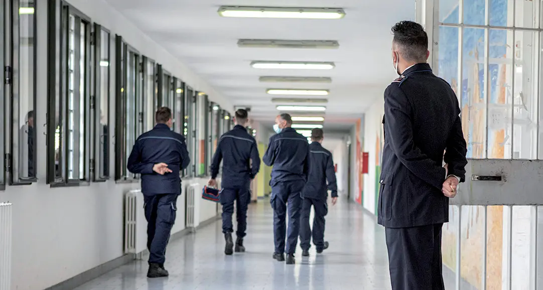 Cellulari in carcere: c’è un nuovo reato aggravato per i legali