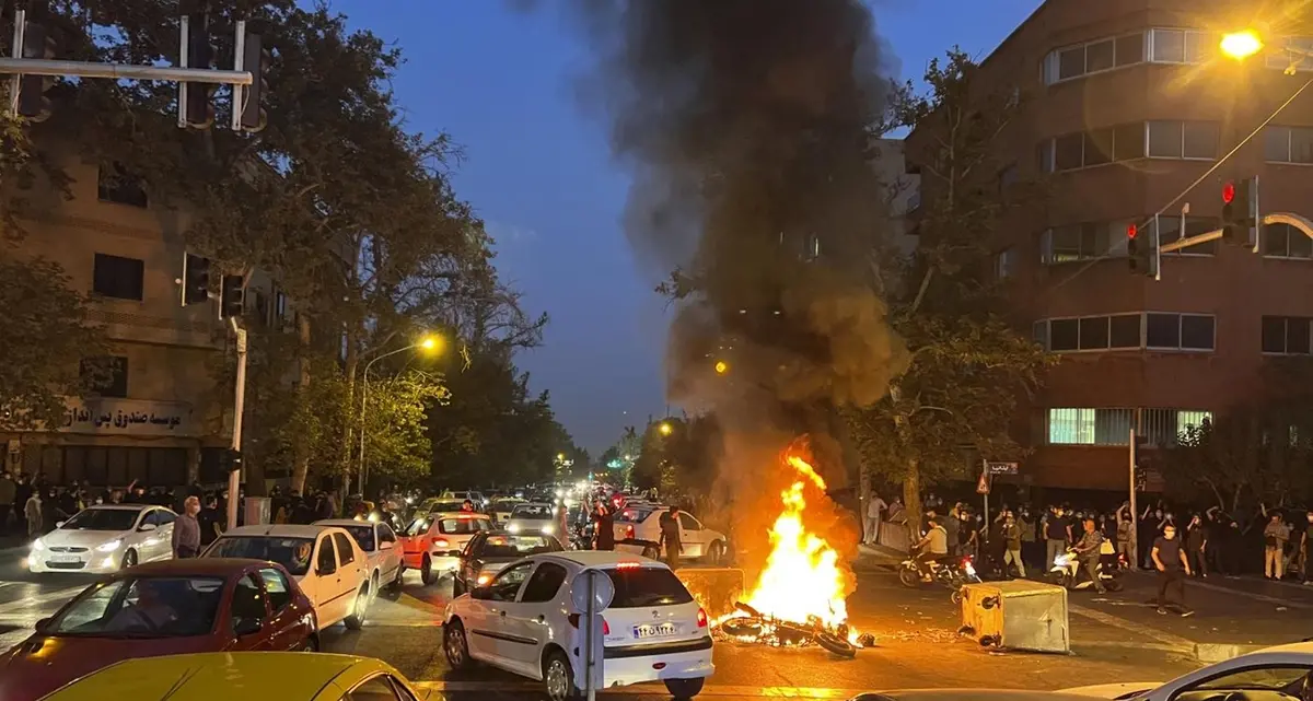 Iran, altri tre manifestanti condannati a morte