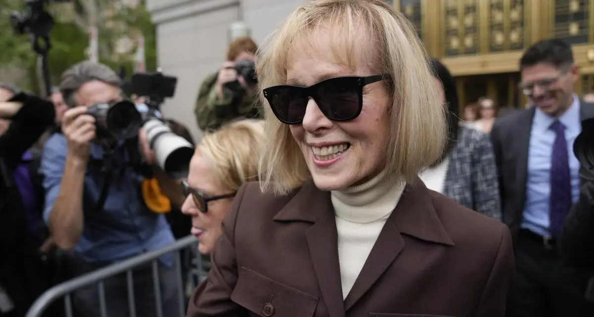 Jean Carroll chiede 10 milioni di dollari a Trump: «Mi ha denigrata»