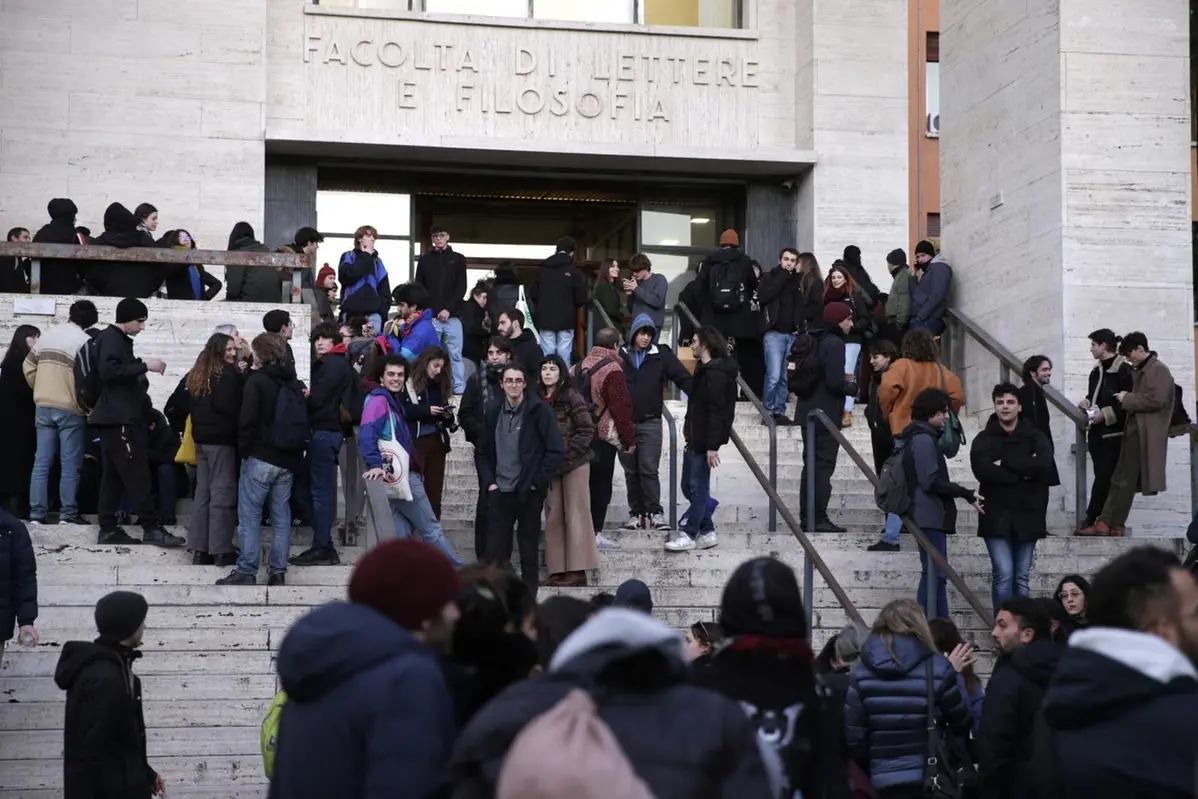 Gli studenti dell\\'Universit\\u00E0 \"La Sapienza\" di Roma in assemblea per manifestare solidariet\\u00E0 al detenuto Alfredo Cospito recluso a Milano Opera in regime di 41 bis