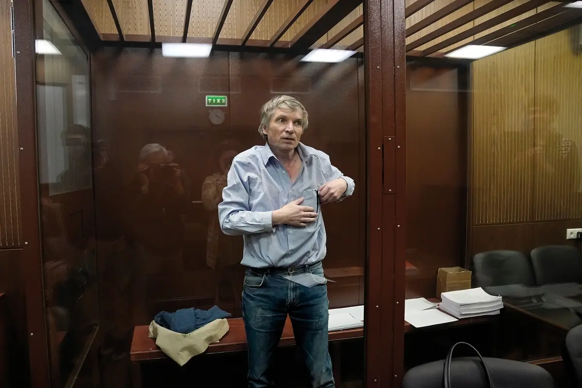 FILE - Alexei Gorinov stands in a cage during hearing in the courtroom in Moscow, Russia, on June 21, 2022. The member of a Moscow municipal council was the first person to be sentenced to prison under the law penalizing the spread of \"false information\" about Russian troops. Gorinov was arrested a year ago after criticizing Russia\\'s military actions in Ukraine at a municipal council meeting. (AP Photo/Alexander Zemlianichenko, File) , Associated Press/LaPresse