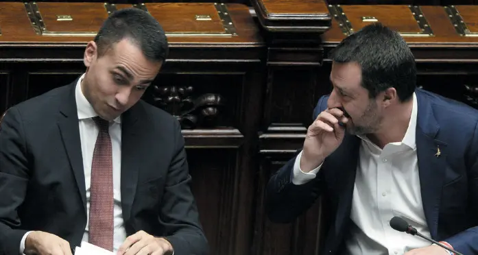 Governo, sgambetti e intese. Il M5S agita la questione morale