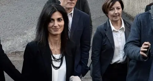 Raggi assolta, il Movimento attacca i media e i giornalisti reagiscono