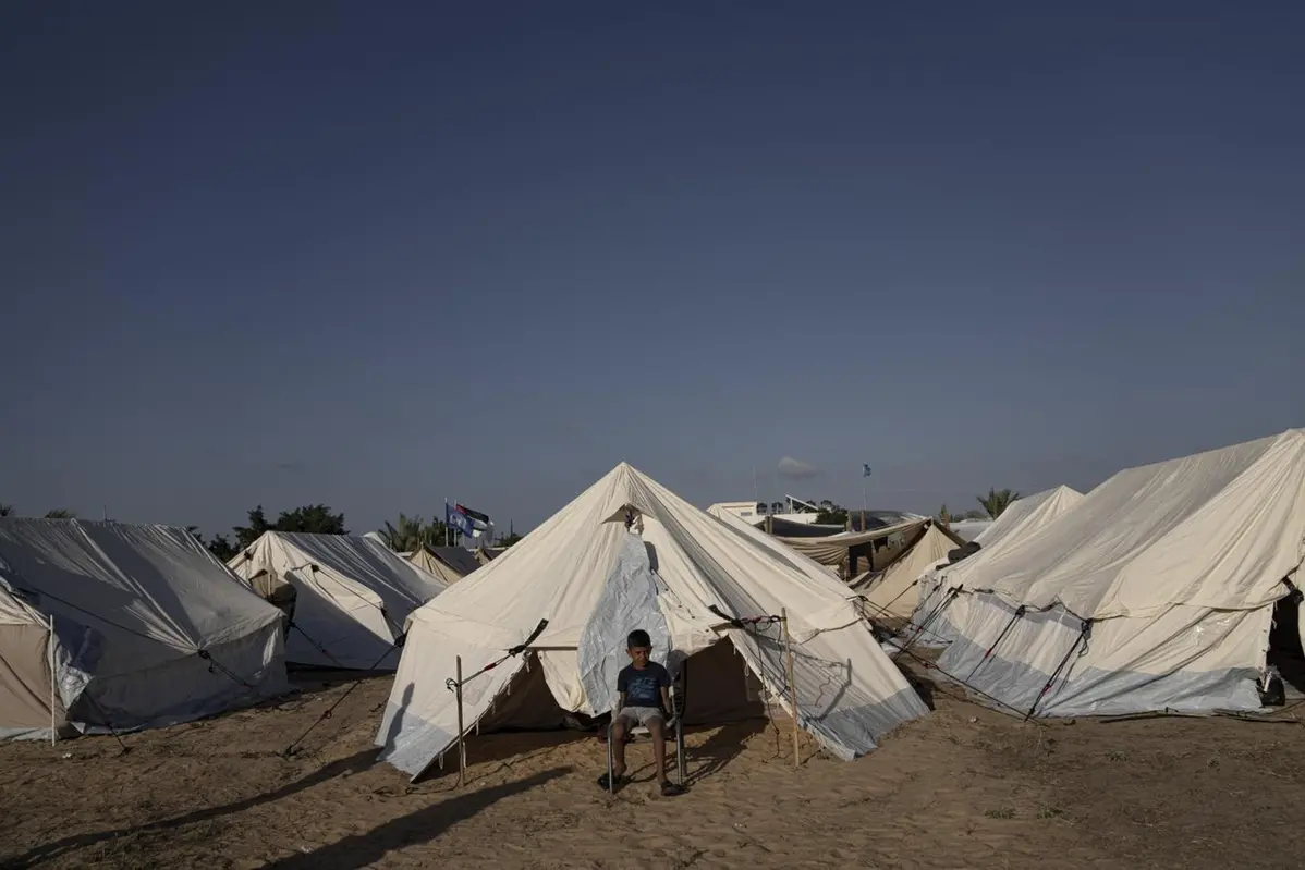 Una tendopoli fornita dall\\u2019UNDP per i palestinesi sfollati a causa del bombardamento israeliano a Gaza (AP Photo/Fatima Shbair)