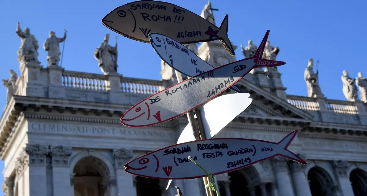 Il bel No delle Sardine e quei corpi tornati in piazza