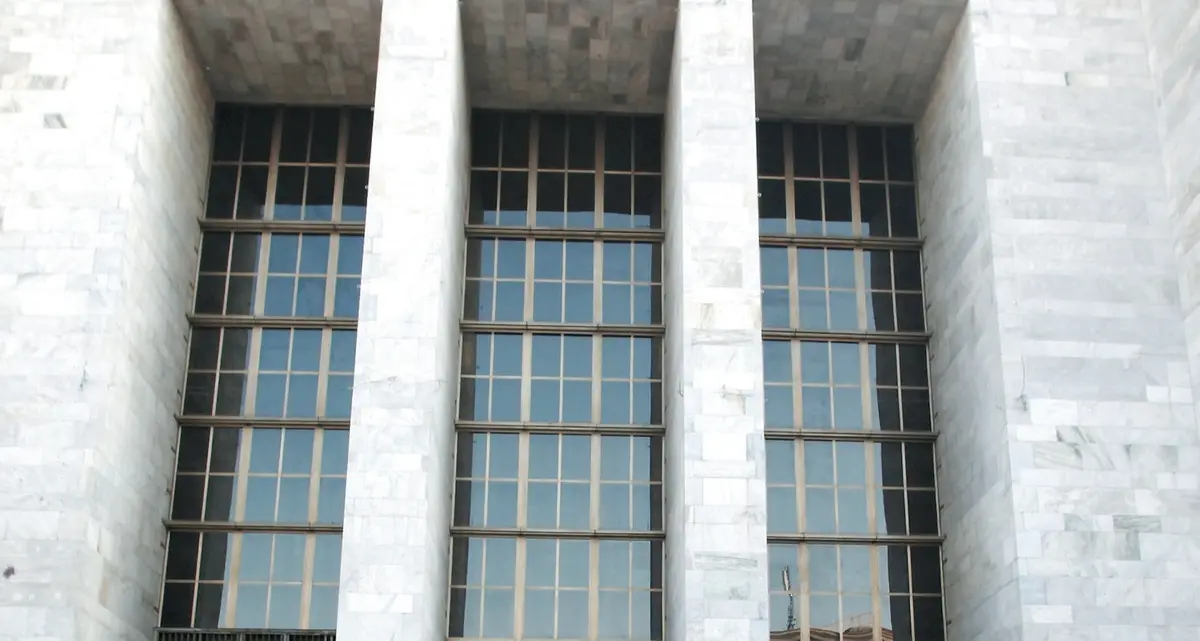 Dress code in Tribunale: «Avvocato, esca dall’Aula e vesta in modo adeguato!»