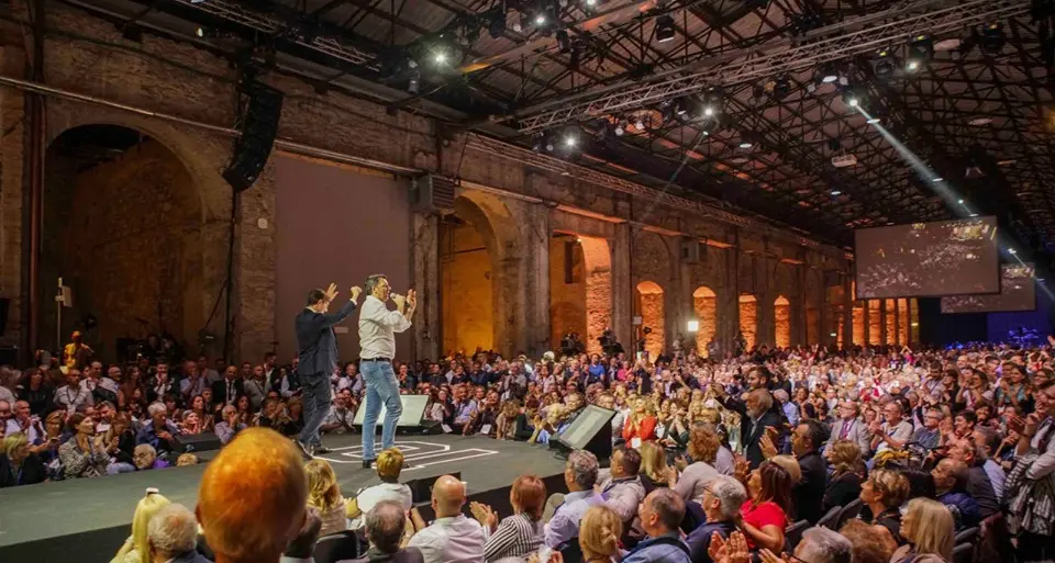 Tutto esaurito per la Leopolda. Renzi: «Il tempo delle tessere è finito»