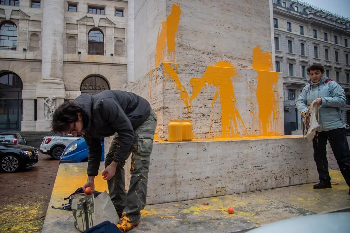 Gli ambientalisti di \"Ultima Generazione\" imbrattano l\\'opera L.O.V.E. - il dito medio - di Maurizio Cattelan