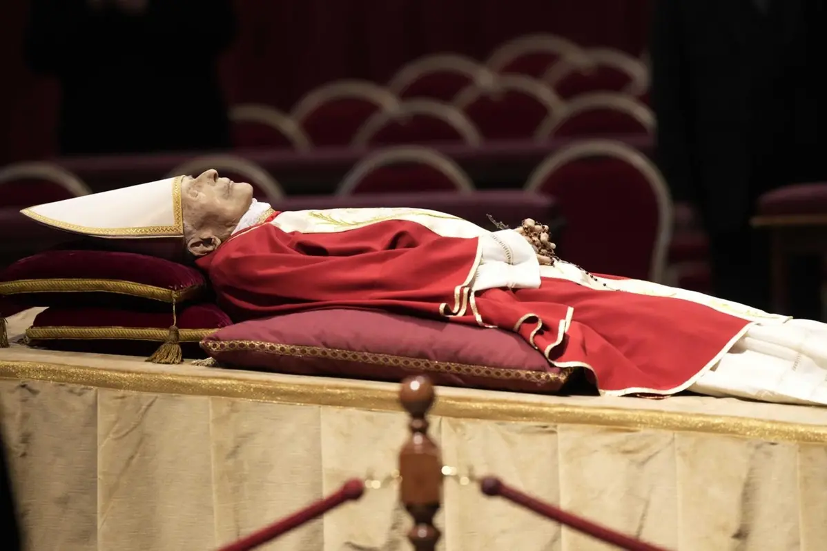 La salma di Papa Emerito Benedetto XVI nella Basilica di San Pietro