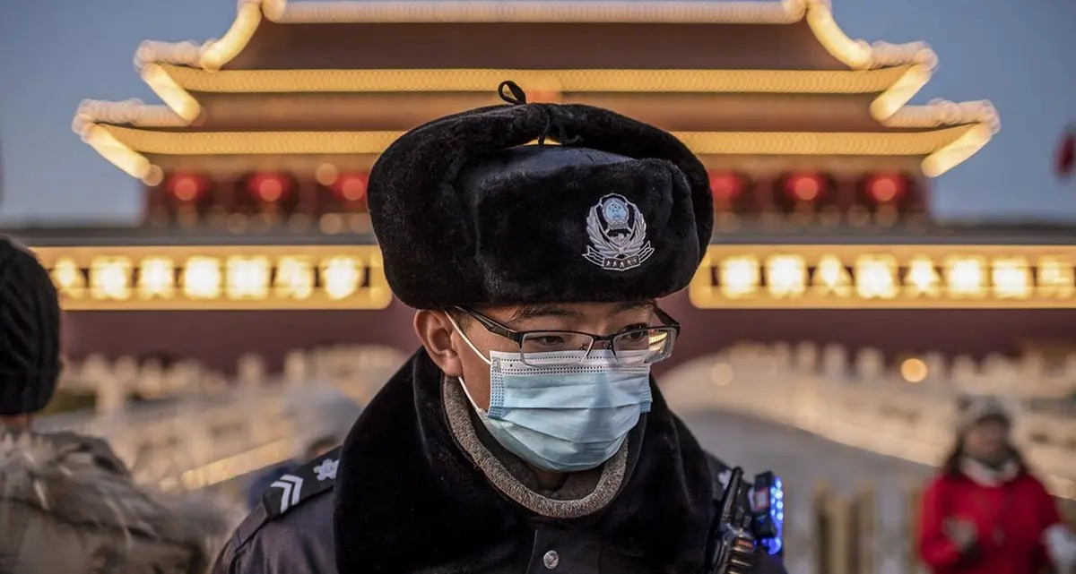 La faccia buia del modello da virus cinese