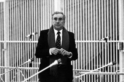 Enzo Tortora in aula in una pausa del processo a Napoli (Lapresse)
