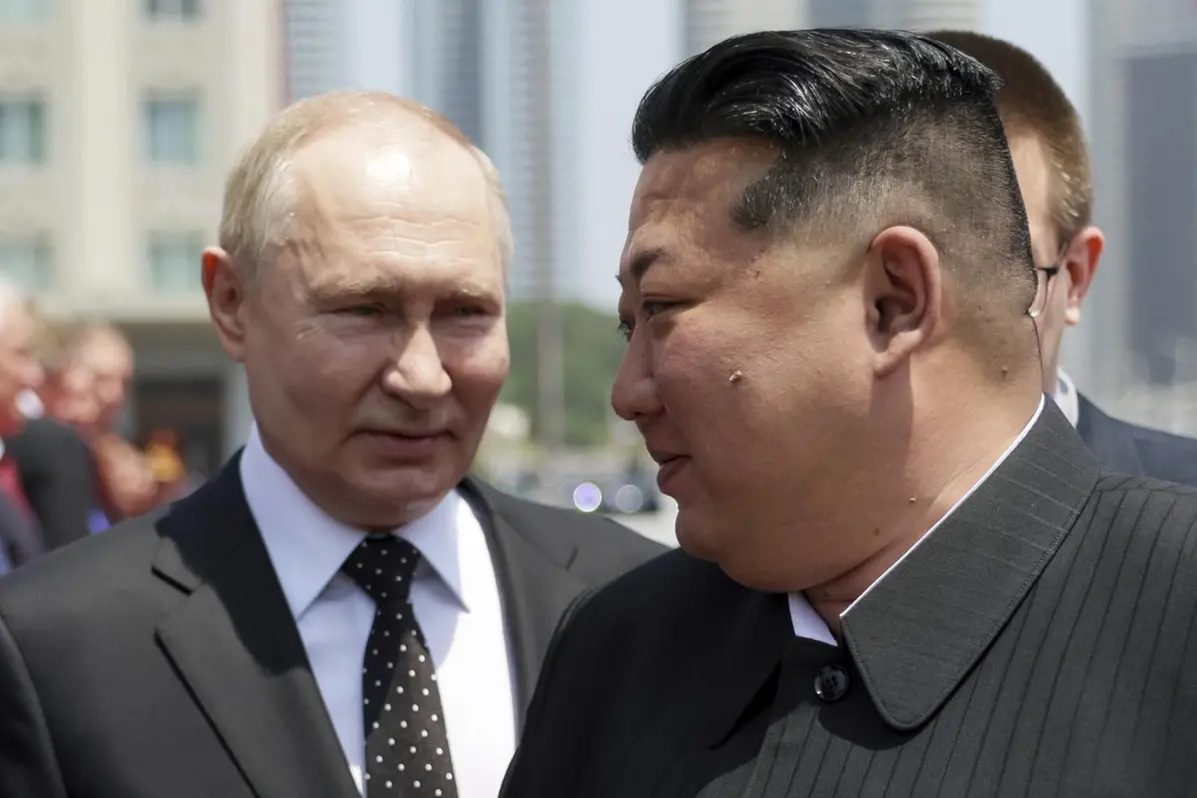 Il presidente russo Vladimir Putin, a sinistra, e il leader della Corea del Nord Kim Jong Un partecipano alla cerimonia ufficiale di benvenuto nella piazza Kim Il Sung a Pyongyang