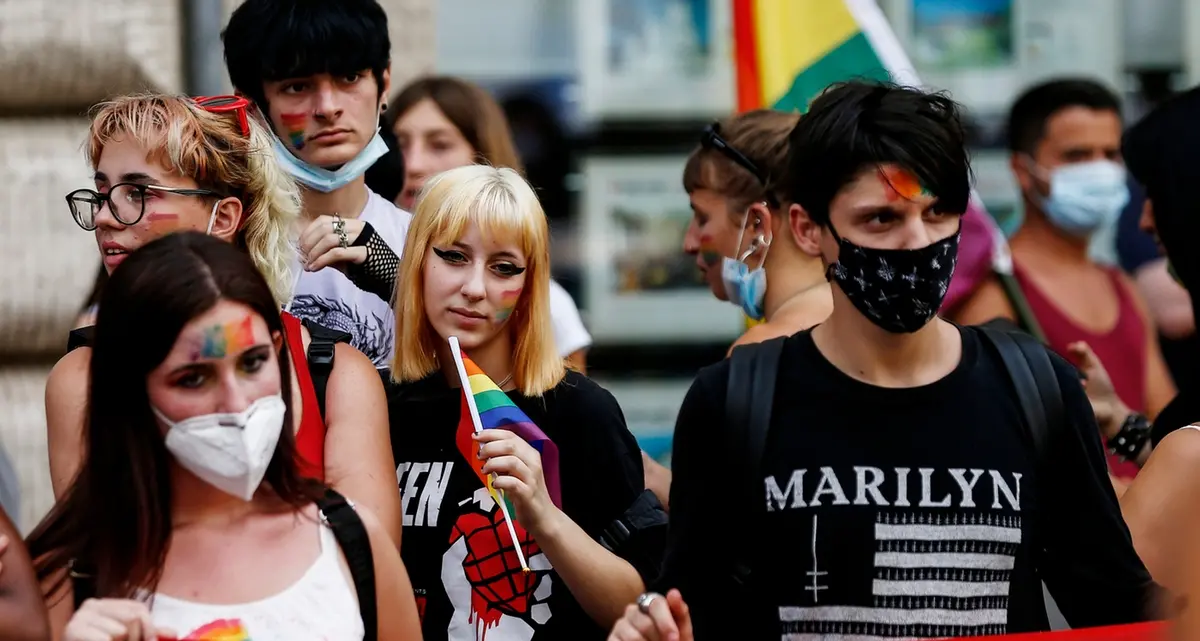 Focolaio alla Camera, slitta il ddl contro l'omofobia. Zan: «La destra usa il Covid per fermare la legge»