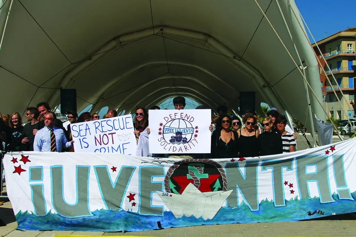 Foto Carmelo Sucameli/LaPresse 21 maggio 2022 Trapani Cronaca Trapani, comincia il processo agli ex membri dell\\'equipaggio della nave Iuventa Nella foto: le proteste fuori dal Tribunale durante l\\'udienza preliminare Photo Carmelo Sucameli/LaPresse may 21, 2022 Trapani News Italy to launch trial against sea rescue NGOs. A court in Sicily is set to decide whether to go ahead with a case against four crew members of the migrant rescue ship, Iuventa. , LAPRESSE