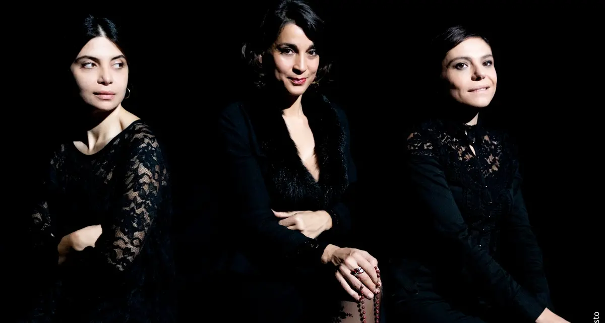 L’universo femminile va in scena con ironia pungente e grottesca