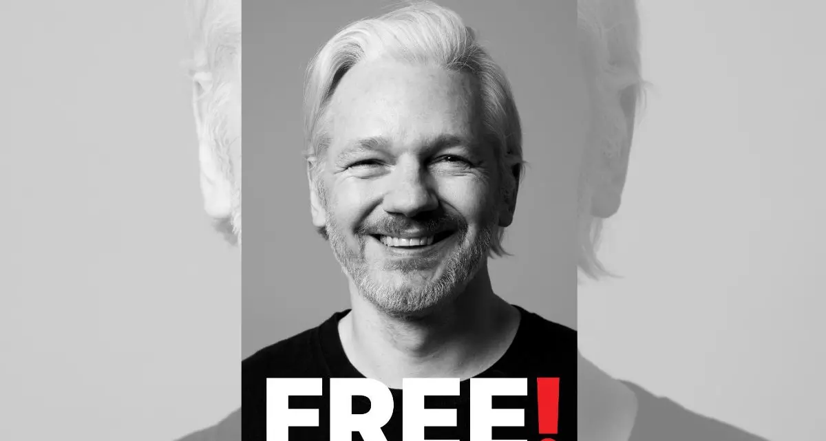 Assange liberato dopo accordo con gli Usa, le immagini della partenza verso l'Australia