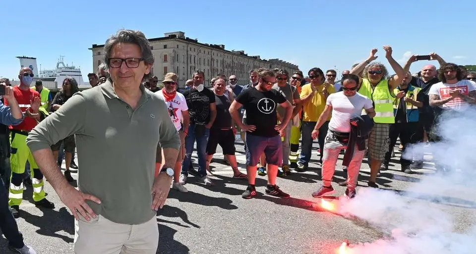 Un cavillo e una delazione bruciano l'uomo d'oro del porto di Trieste