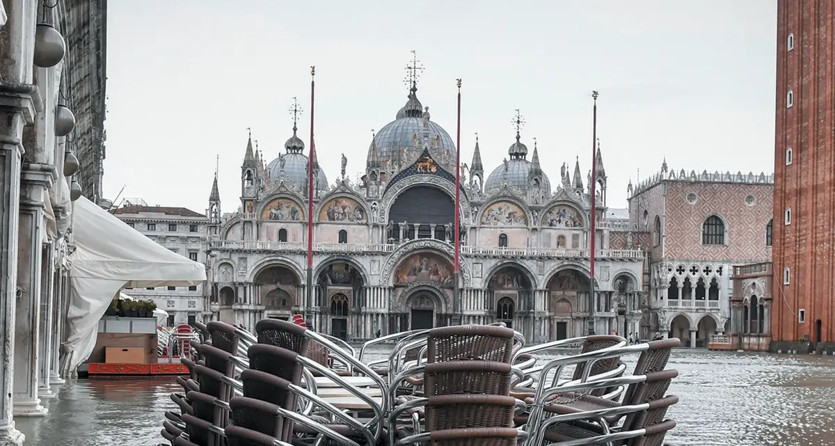 Venezia l’acqua alta sale: chiusa piazza San Marco