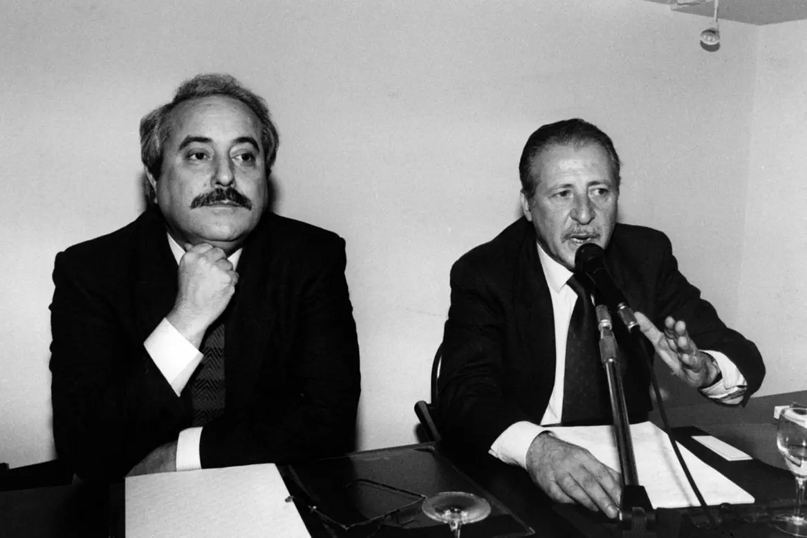 Foto LaPresse Torino/Archivio storico Storico 1992 Paolo Borsellino Paolo Emanuele Borsellino (Palermo, 19 gennaio 1940 ? Palermo, 19 luglio 1992) \\u00E8 stato un magistrato italiano. Assassinato da cosa nostra assieme a cinque agenti della sua scorta nella strage di via d\\'Amelio, \\u00E8 considerato uno dei personaggi pi\\u00F9 importanti e prestigiosi nella lotta contro la mafia in Italia, insieme al collega ed amico Giovanni Falcone. nella foto: Falcone e Paolo Borsellino neg 920742 Photo LaPresse Turin/Archives historical Hystory 1992 Paolo Borsellino in the photo: Falcone and Paolo Borsellino , LaPresse