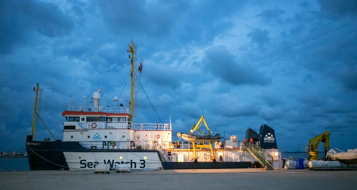 Le navi libiche attaccano le Ong: cinque migranti muoiono in mare