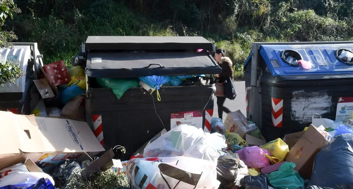 Roma rifiuti, tegola per la Raggi si dimette il Cda dell'Ama