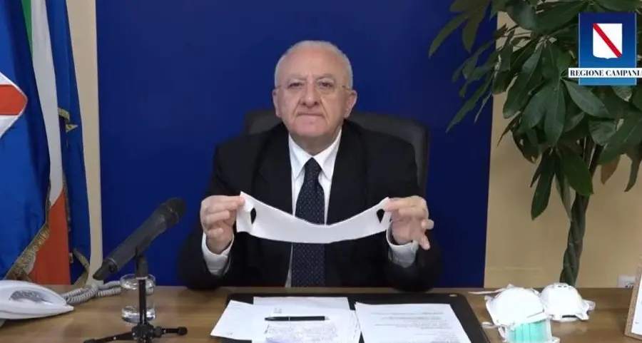 La stoccata di De Luca : \"Dicevano Milano non si ferma, poi hanno contato i morti\"