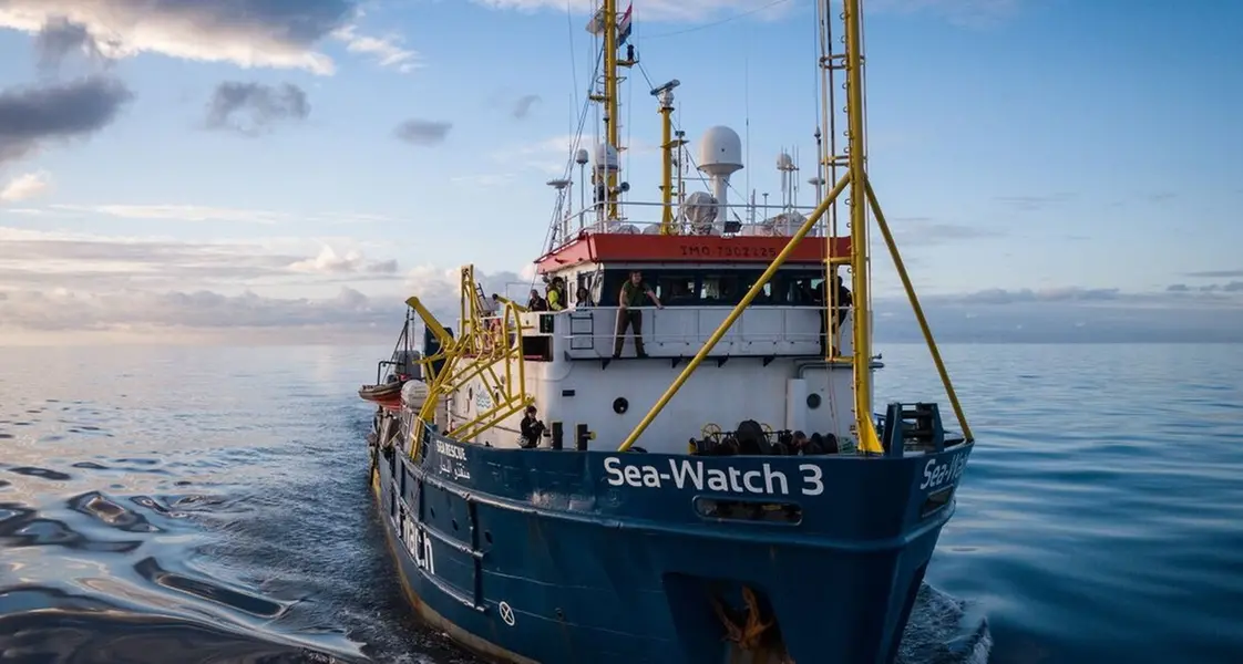 La Sea Watch forza il blocco ed entra in acque italiane