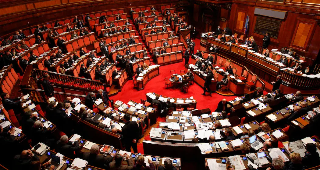 Quattro fiducie in sole 48 ore: tasche piene ma diritti svuotati