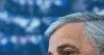 Eurobufera su Tajani: «Ha elogiato il Duce: si scusi o si dimetta». E lui si scusa...