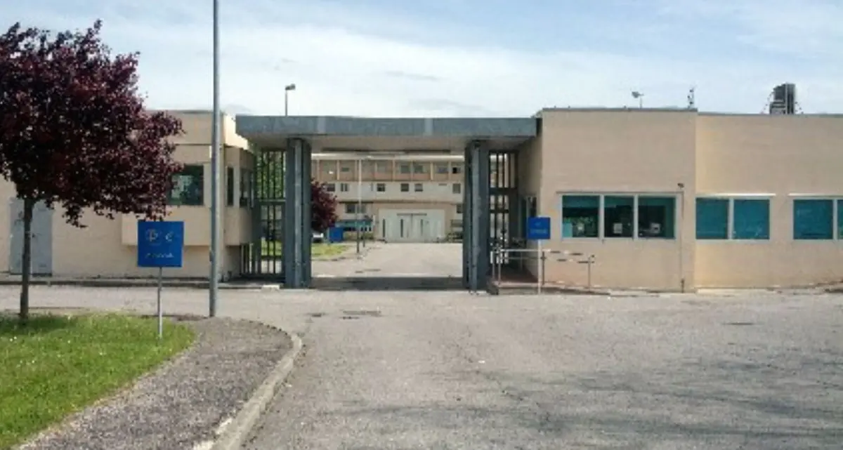 Carcere di Perugia, un detenuto tenta di darsi fuoco in cella